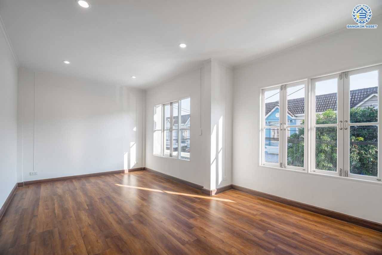 บ้านมือสองตกแต่งใหม่ ม.บุศรินทร์ วงแหวน (บ้านกล้วย-ไทรน้อย) จากแบรนด์ L&H เนื้อที่ 21 ตร.ว. ฟังก์ชัน 3 ห้องนอน 2 ห้องน้ำ จอดรถได้ 1 คัน ตอบโจทย์ทุกการอยู่อาศัย บนทำเลเชื่อมต่อถนนกาญจนาภิเษก ใกล้เซ็นทรัลเวสต์เกต และรถไฟฟ้าสายสีม่วง "สถานีคลองบางไผ่"